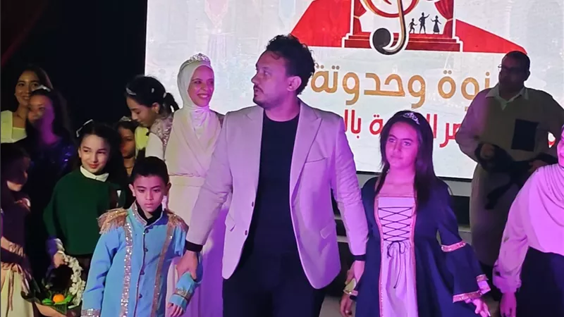 70 طفلا وطفلة على خشبة المسرح الروماني في أولى ليالي «غنوة وحدوتة» بالمنصورة