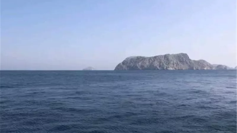 حرب السفن تشتعل في هرمز.. إيران تصعّد ضد البحرية الأميركية برؤوس حربية مناورة