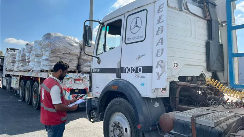 الهلال الأحمر يطلق قافلة «زاد العزة 276» إلى غزة بحمولة 3542 طنًا