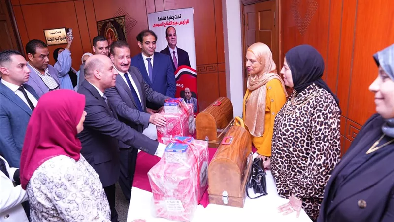 وزير العمل ومحافظ بورسعيد  يُسلّمان عقود عمل لذوي الهمم وشهادات تدريب