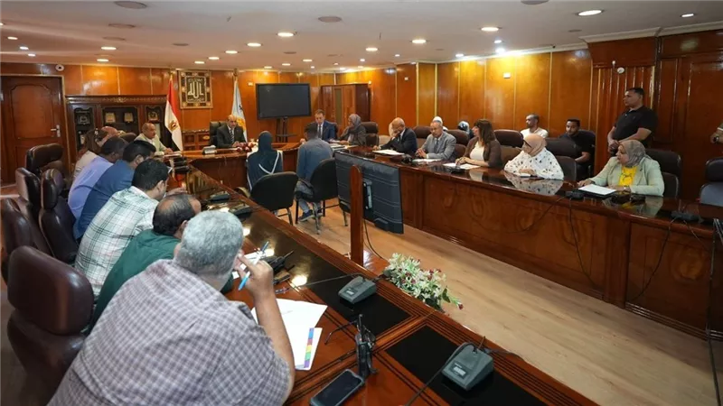 خلال لقاء المواطنين.. محافظ أسيوط يوفر وحدات سكنية وفرص عمل ومساعدات للأسر الأولى بالرعاية  