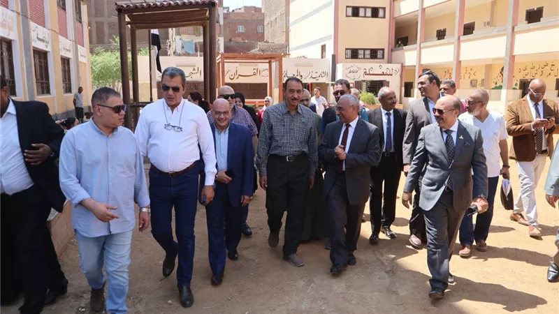 قبل انطلاق العام الدراسي.. محافظ سوهاج يتفقد مدرسة السيدة نفيسة الابتدائية بجرجا