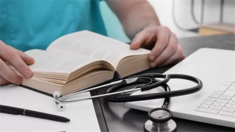 بعد سداد المصروفات.. نائب يطالب بكشف أسباب استبعاد مئات الطلاب من طب شرق بورسعيد