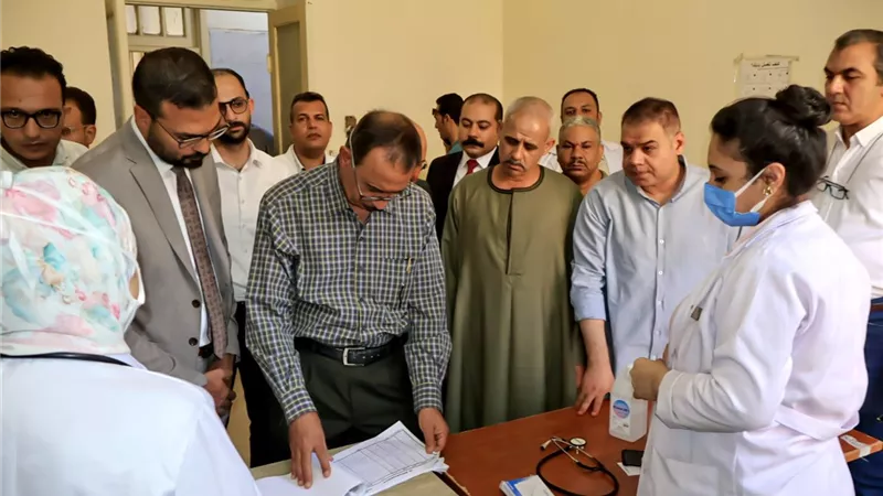 «راحة المرضى وحسن التعامل».. محافظ سوهاج يوجه بالارتقاء بجودة الخدمة الصحية