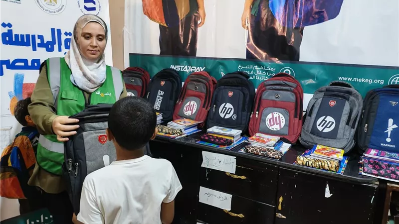 استعداداً للعام الدراسي الجديد .. تسليم الحقائب والمستلزمات المدرسية بمختلف المحافظات