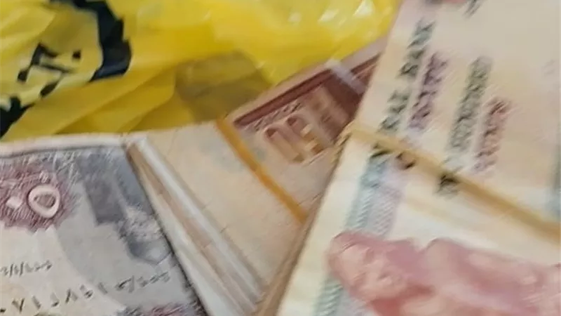 «لقيت دول يا ماما وعاوزين نرجعهم».. طفلة بائعة ترمس تعثر على 35 ألف جنيه وتعيدهم لصاحبهم في قنا