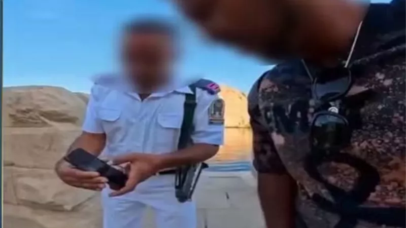 خرج عن مقتضيات الواجب الوظيفي.. إنهاء خدمة فرد شرطة بعد تداول فيديو تعامله مع سائح بأسوان