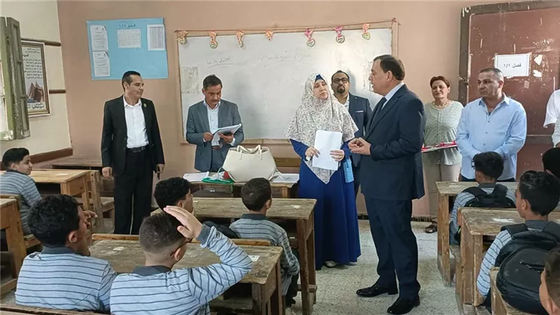 بالهدايا والابتسامة.. مدير تعليم بني سويف يفاجئ الطلاب في أول يوم دراسة