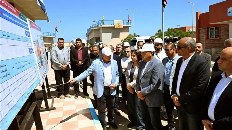 رئيس الوزراء يتفقد محطة معالجة الصرف الصحي بمدينة مصيف بلطيم
