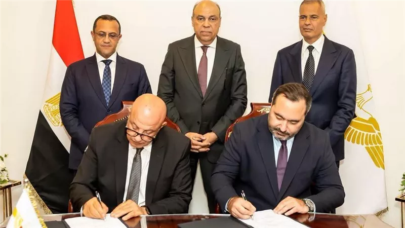 وزير الطيران يشهد توقيع بروتوكول تعاون بين المصرية للمطارات وأكاديمية التدريب