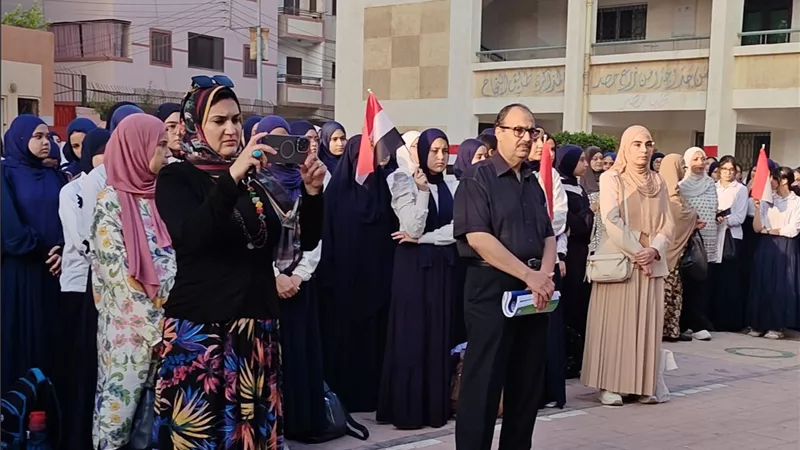 طابور الصباح ورفع علم مصر في أول أيام الدراسة بمدرسة جيهان السادات بالمنصورة