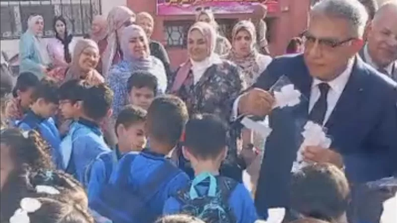 محافظ الدقهلية يوزع الهدايا على طلاب مدرسة المنصورة الرسمية للغات في أول أيام الدراسة