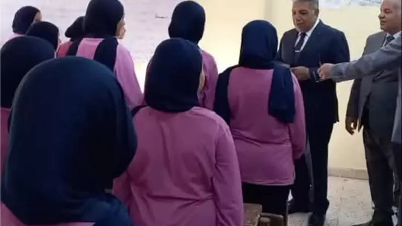 التربية قبل التعليم».. محافظ الدقهلية يوجه رسائل لطلاب مدرسة المنصورة الرسمية للغات