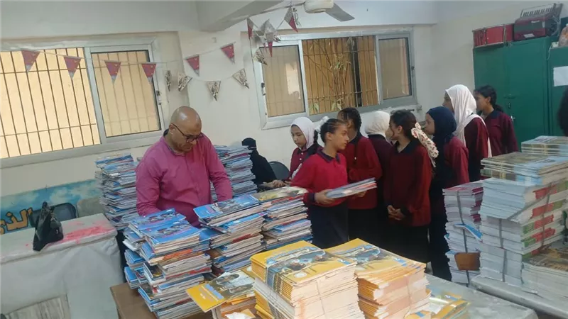 توجيه مهم من «التعليم» بشأن تسليم الكتب للطلاب مع بدء الدراسة 2027