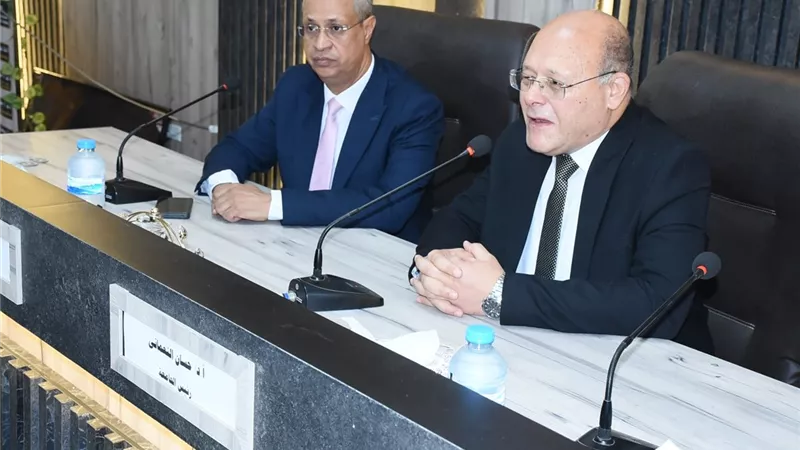 بتكلفة 500 ألف جنيه.. رئيس جامعة سوهاج يفتتح قاعة المناقشات العلمية بكلية التربية 