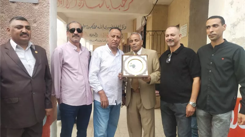 بعد واقعة المحافظ.. الطلاب ينظمون ممرًا شرفيًا لمدير مدرسة برقطا في أول أيام الدراسة