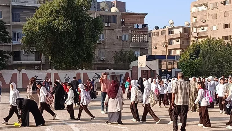 الجرس رن من جديد.. 1.5 مليون طالب يبدأون العام الدراسي في مدارس المنيا