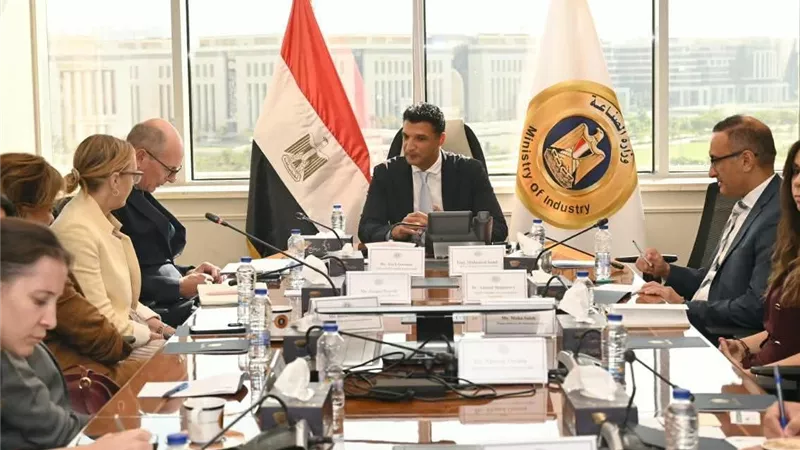 وزير الصناعة يكشف خطة زيادة الاعتماد على الطاقة المتجددة داخل المصانع