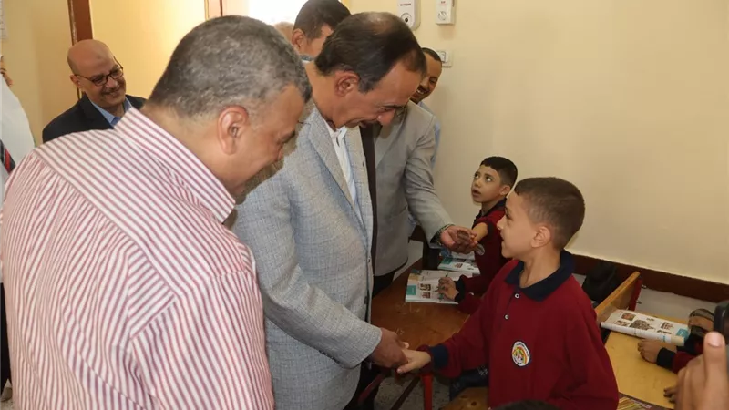 محافظ سوهاج يتفقد عددًا من المدارس مع بداية العام الدراسي الجديد