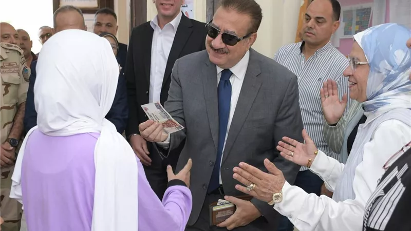 محافظ بورسعيد يكافئ طالبة بمدرسة القناة الإعدادية بنات ويشيد بموهبتها