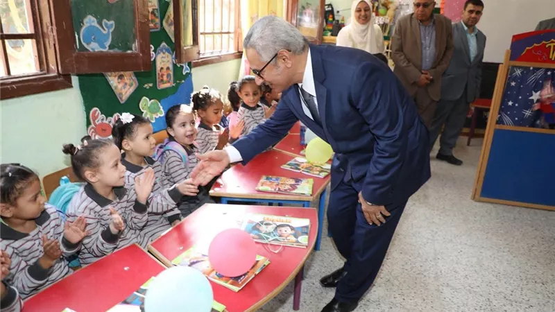 محافظ بني سويف يتفقد المدارس ويشدد على انتظام الدراسة والانضباط
