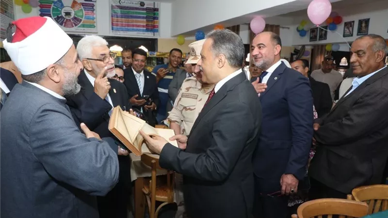 محافظ الشرقية يفتتح أول مكتبة مركزية بالمنطقة الأزهرية بمعهد بنين ههيا