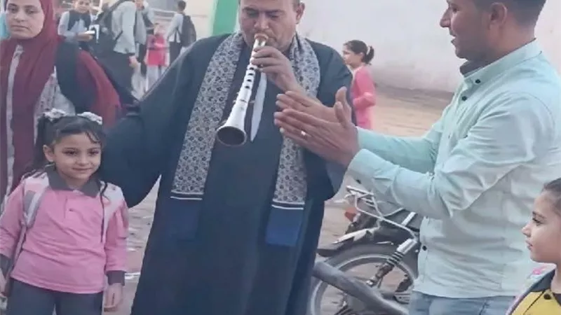 بالطبلة والمزمار.. أب يحول أول يوم دراسة لابنته إلى زفة بلدي في شوارع محلة بشر