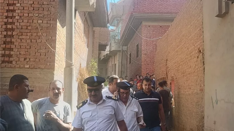 اندلاع حريق ضخم داخل منزل من 3 طوابق بقرية فيديمين بالفيوم