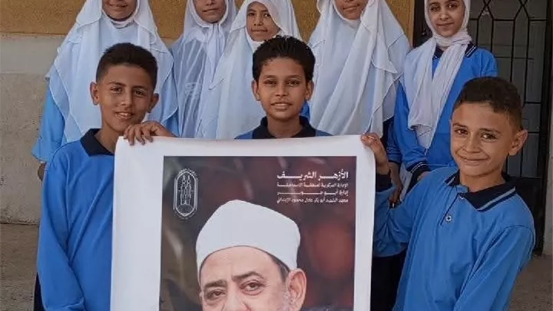 طلاب المعاهد الأزهرية بالإسماعيلية يبدأون العام الدراسي بصورة الإمام الأكبر 