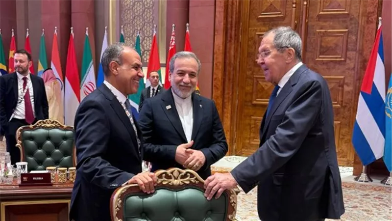 تحرك مصري عاجل لاحتواء التصعيد.. عبد العاطي يطالب إيران بعدم استهداف دول الخليج ويبحث التهدئة مع لافروف وعراقجي