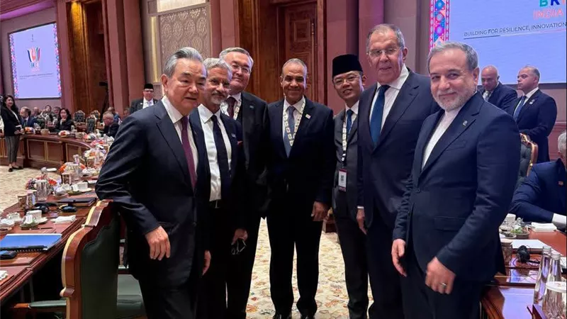 وزير الخارجية يلتقي وزراء خارجية الصين وروسيا وإيران وإندونيسيا وكازاخستان والهند على هامش قمة البريكس
