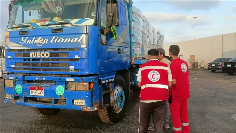 الهلال الأحمر يدفع بقافلة ضخمة إلى غزة.. أكثر من 4,500 طن مساعدات