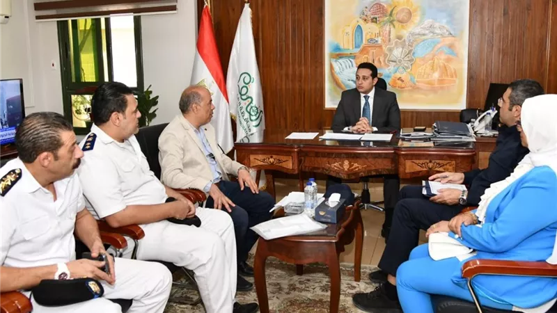 نائب محافظ الفيوم يبحث طرح مشروعات جديدة للمرور والحماية المدنية والري والمسطحات