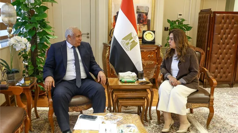 وزيرة التنمية المحلية تتابع مشروعات مطروح والنظافة وإزالة التعديات