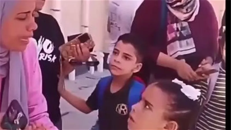 «مش لاقياها».. فيديو أم تبحث عن ابنتها داخل مدرسة بالإسكندرية يثير الجدل